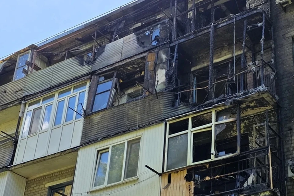 В Буденновском районе Донецка спасли на пожаре в пятиэтажке 64-летнего мужчину. Фото: МЧС России по ДНР