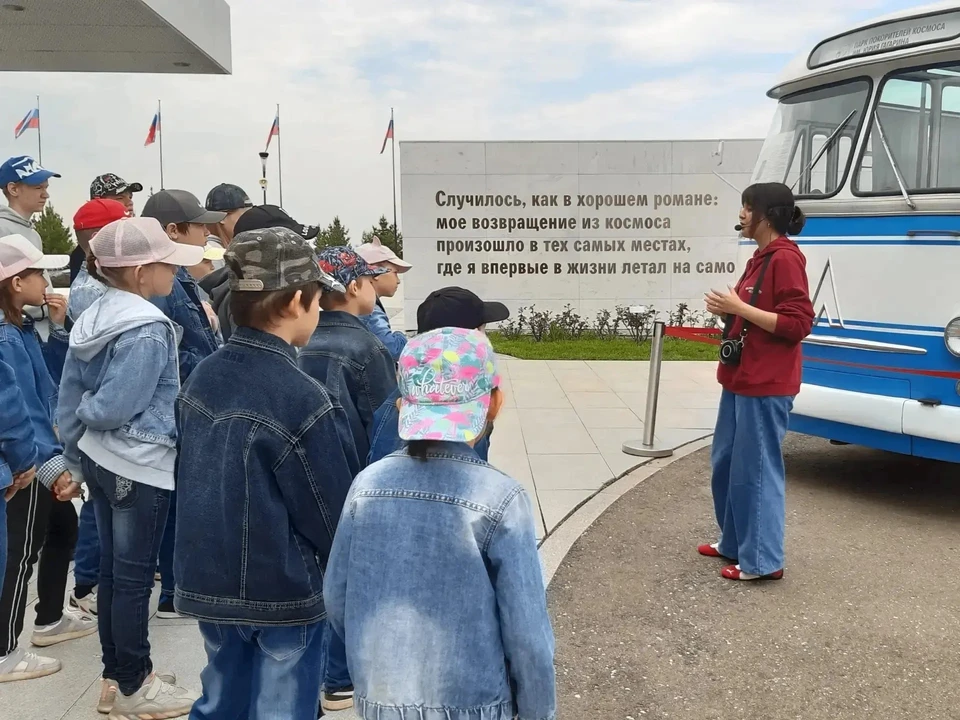 Центральное место в маршруте занимает экскурсия по Парку покорителей космоса