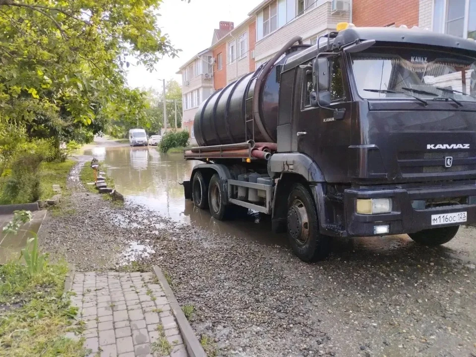 В городе продолжают откачивать воду с улиц