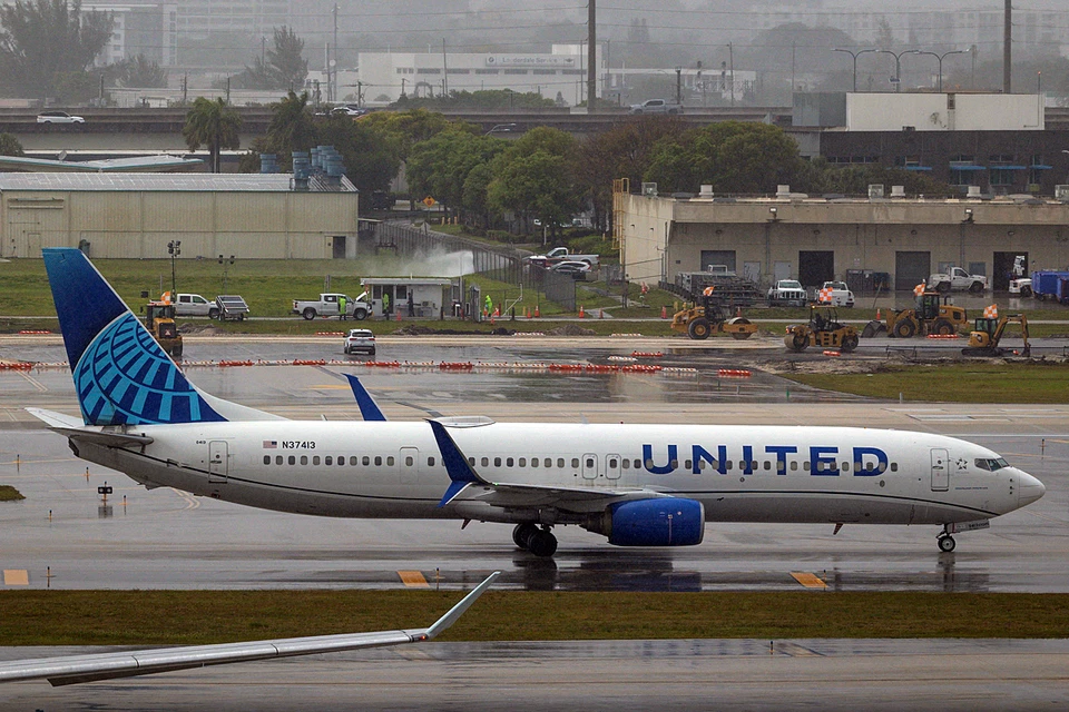 Пилоты рейса United Airlines 1551, летевшего в Гватемалу, совершили экстренную посадку