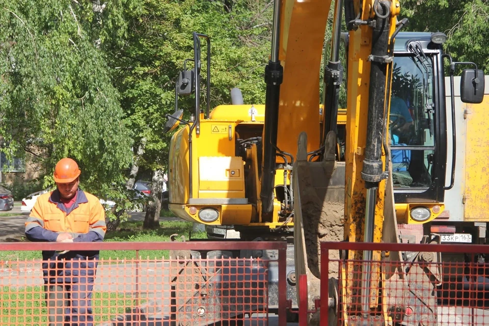 На улице Гая меняют аварийного участка канализационной линии