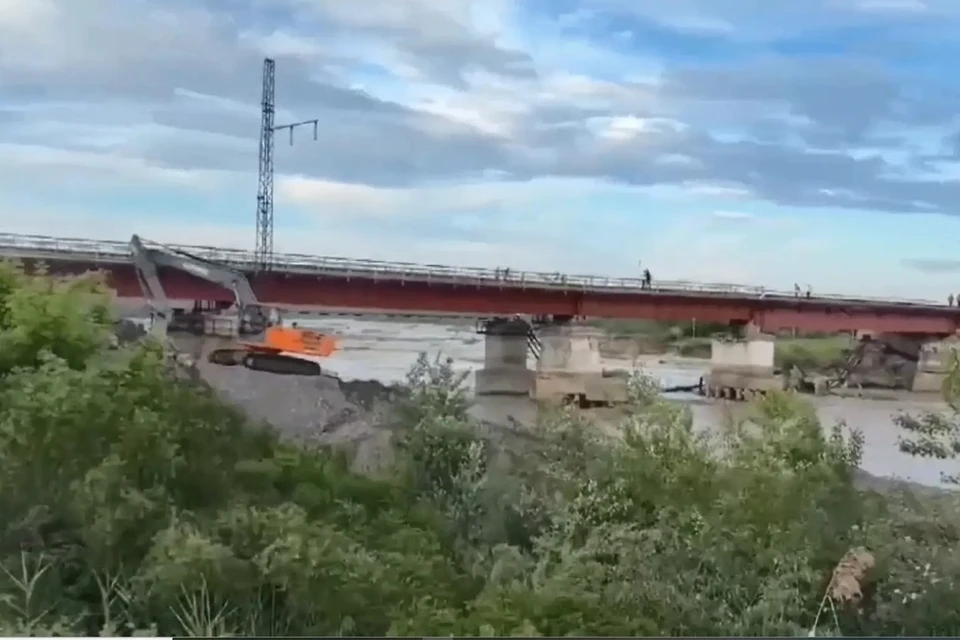 Старейший мост республики не выдержал сильных дождей. Фото: стоп-кадр видео соцсети СКЖД