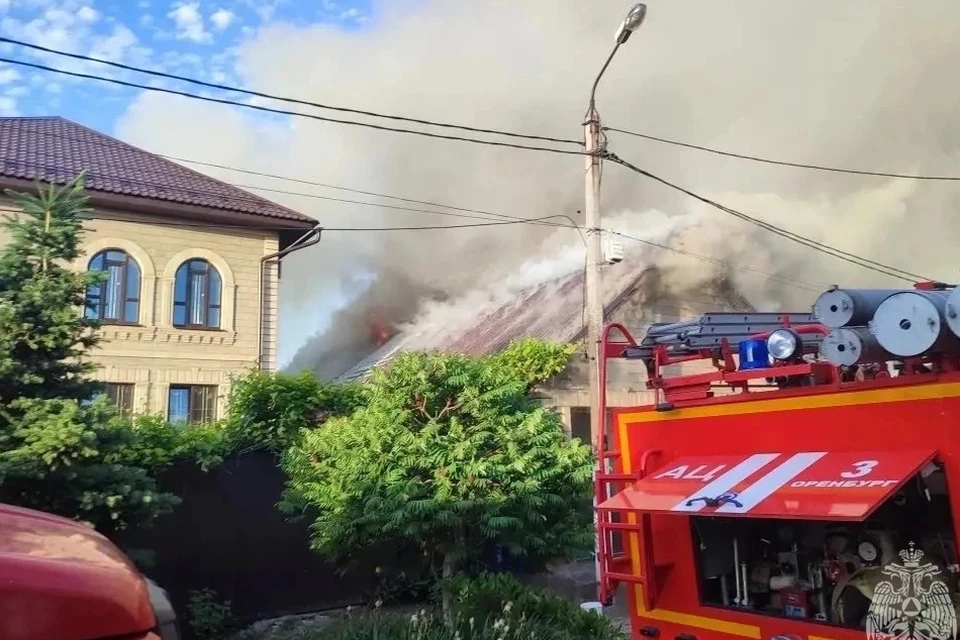 Сейчас пожарные разбирают и проливают конструкции. Фото: МЧС Оренбуржья