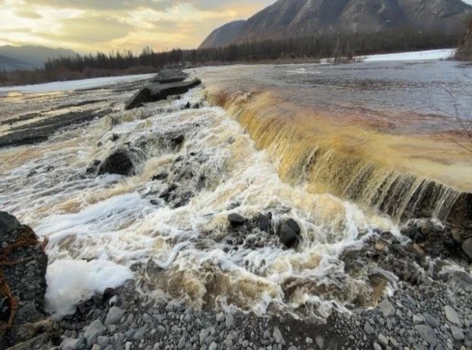 Талые воды разрушили дорогу в Оймяконском районе. Фото: Управтодор Якутии