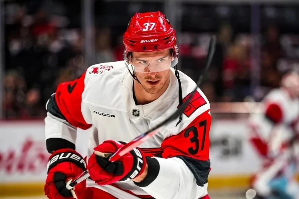У Свечникова пять набранных очков в плей-офф. Фото: Josh Lavallee/Carolina Hurricanes
