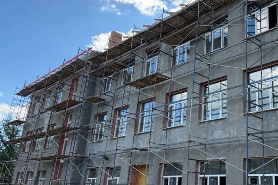 В Мариуполе продолжают восстанавливать одну из старейших школ в городе. Фото: РКС-НР