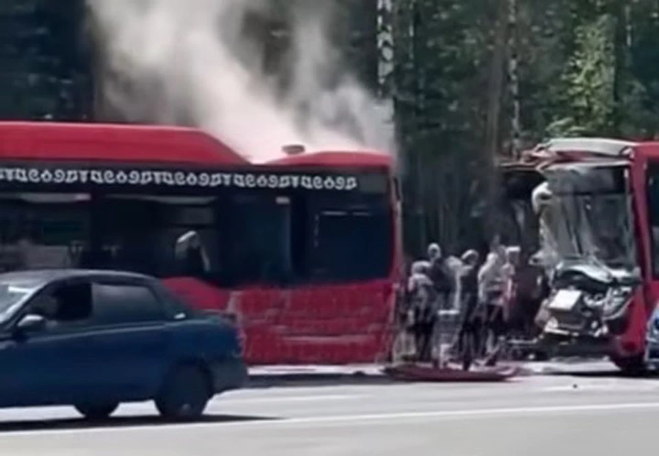 Удар был такой силы, что один из автобусов загорелся.