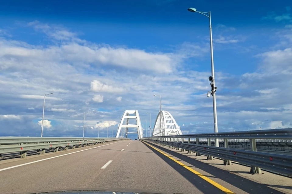 Движение по мосту временно перекрыли