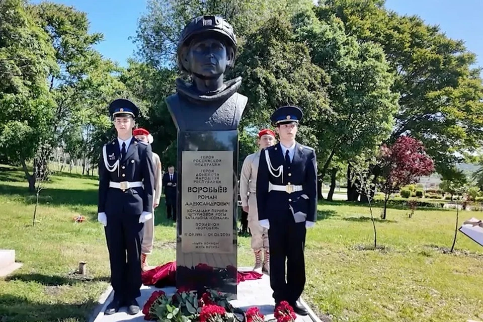 В Донецке открыли бюст Героя России и ДНР Романа Воробьева. Фото: ТГ/Пушилин