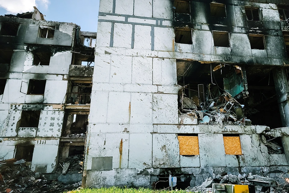 Разрушенный многоквартирный дом в микрорайоне 40 лет Победы