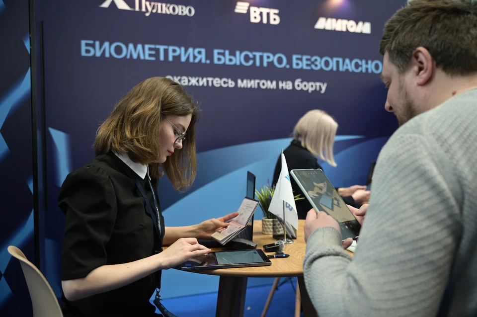 Технология позволяет самостоятельно зарегистрироваться на рейс и сдать багаж, пройти в «чистую» зону к гейтам, а затем – на борт самолета.