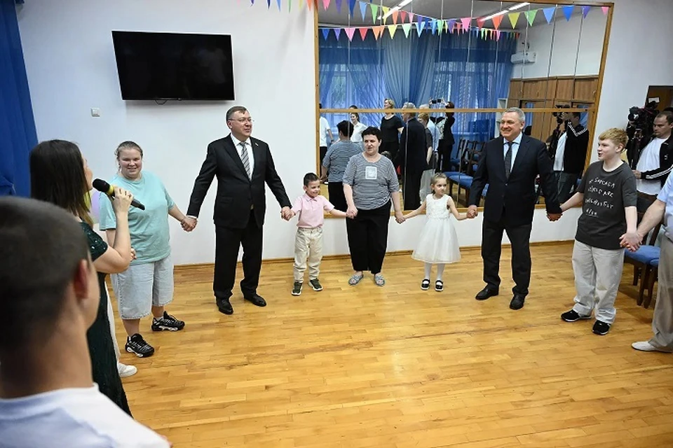 Александр Ищенко поздравил с Днем защиты детей воспитанников Ростовского центра помощи детям № 10. Фото: Пресс-служба ЗС РО.