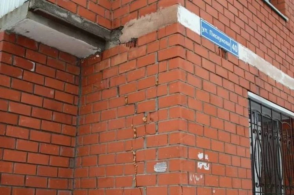 Судебные приставы уведомили жильцов о грядущем отключении здания от воды и электричества, а также о принудительном выселении.