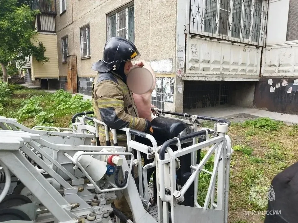 Спасатели сняли мужчину при помощи автолестницы. Фото: пресс-служба МЧС Челябинской области.