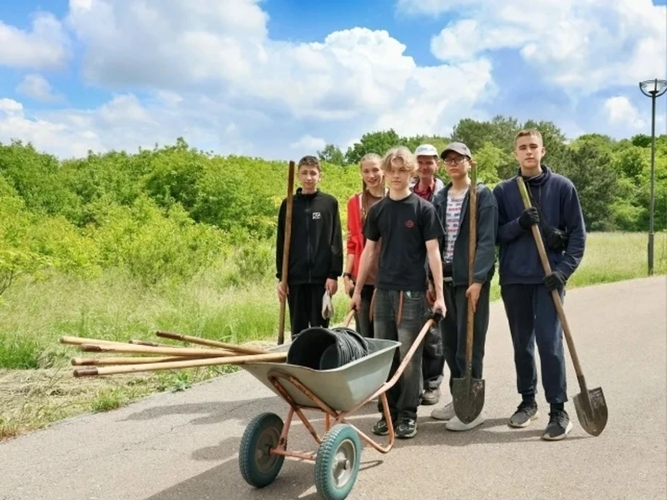 Работа в каникулы учит ребят ценить свой и чужой труд, грамотно распределять заработанные деньги, находить новых друзей и даже потенциальных работодателей. Фото: Иван Носков