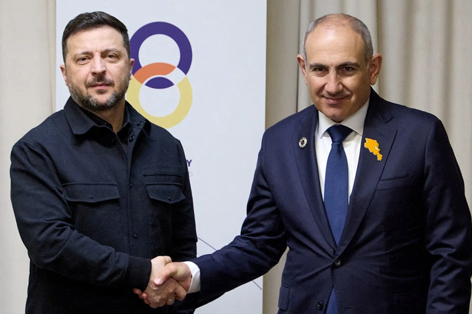 Украинский лидер поздравил Николу Пашиняна, который месяц назад поил Зеленского в Ереване многолетним коньяком