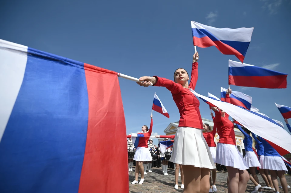 День России — патриотический праздник. Улицы украшают триколорами
