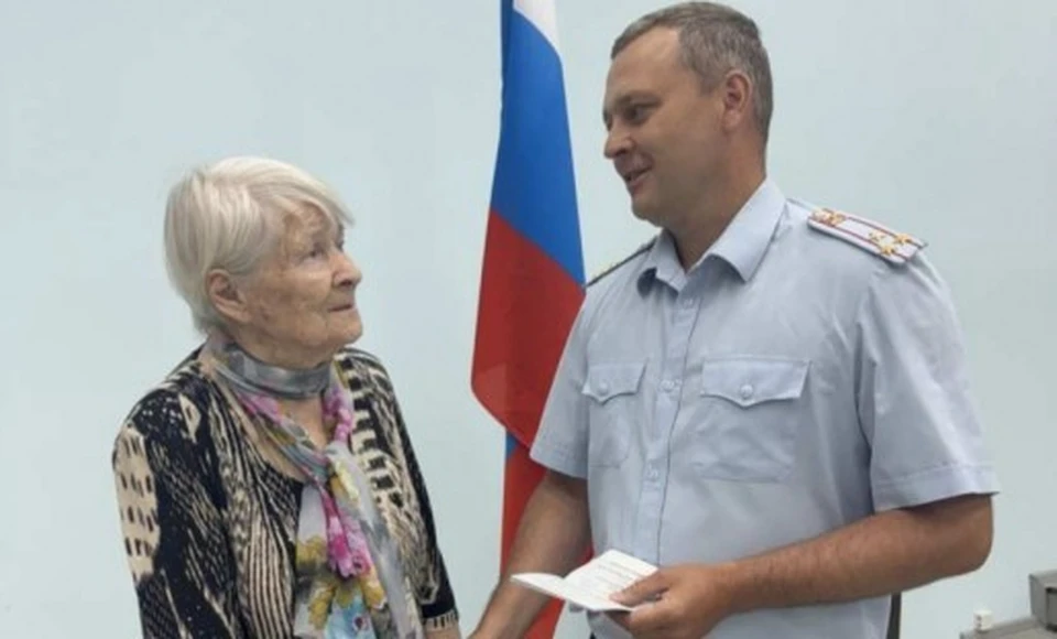 Ульяновские полицейские выдали вид на жительство 86-летней пенсионе | ФОТО: УМВД России по Ульяновской области