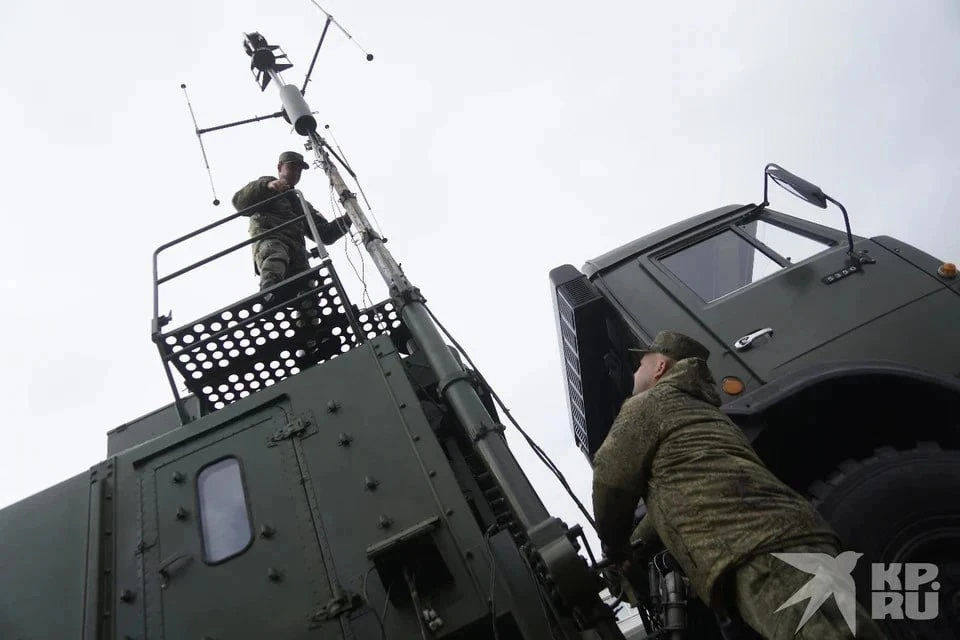 Массовая ночная атака 326 украинских беспилотников самолетного типа была успешно пресечена дежурными силами ПВО.