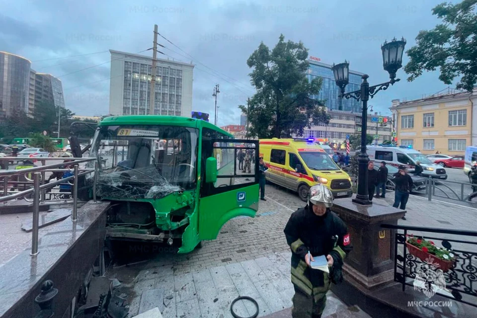 Автомобиль наехал на пешеходов после столкновения с автобусом в Екатеринбурге. Фото: МЧС РФ