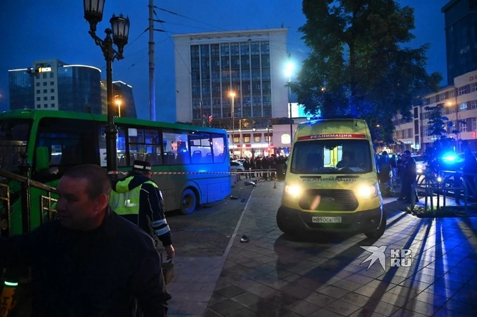 Медики оказывают необходимую помощь