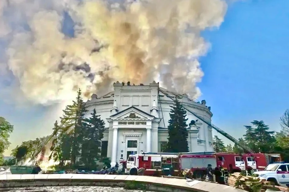 Пожар в Панораме тушили десятки сотрудников МЧС. Фото: max.ru/razvozhaev