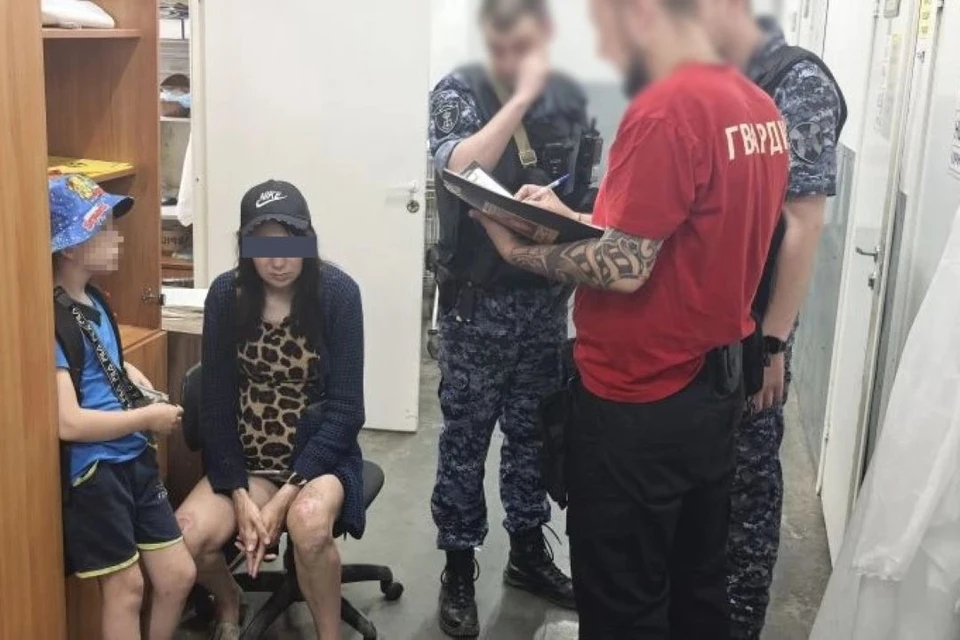 Женщину задержали после повторного хищения товаров из супермаркета. Фото: пресс-служба Агентства Безопасности «ГВАРДИЯ».