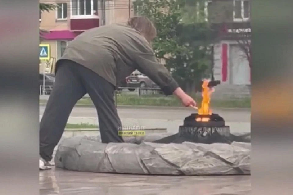Тагильчанка решила прикурить от Вечного огня. Фото: скриншот видео