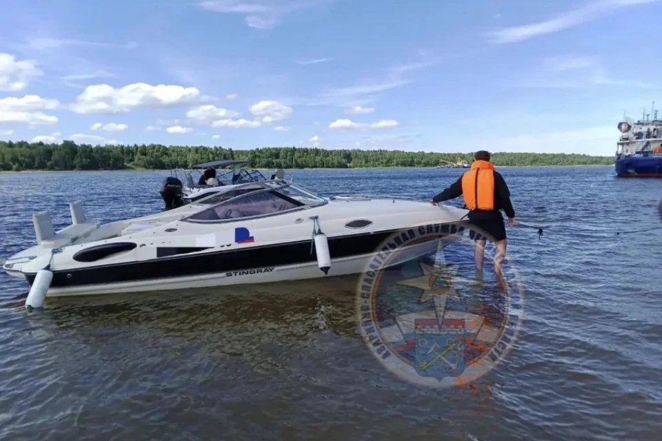 У крепости Орешек встряла лодка. Фото: аварийно-спасательная служба Ленобласти