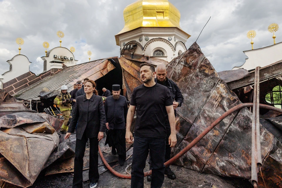 Украинский лидер позировал на фоне поврежденного Успенского собора, сделав из этого пиар на крови, а затем обвинил российскую сторону в целенаправленном ударе по Лавре
