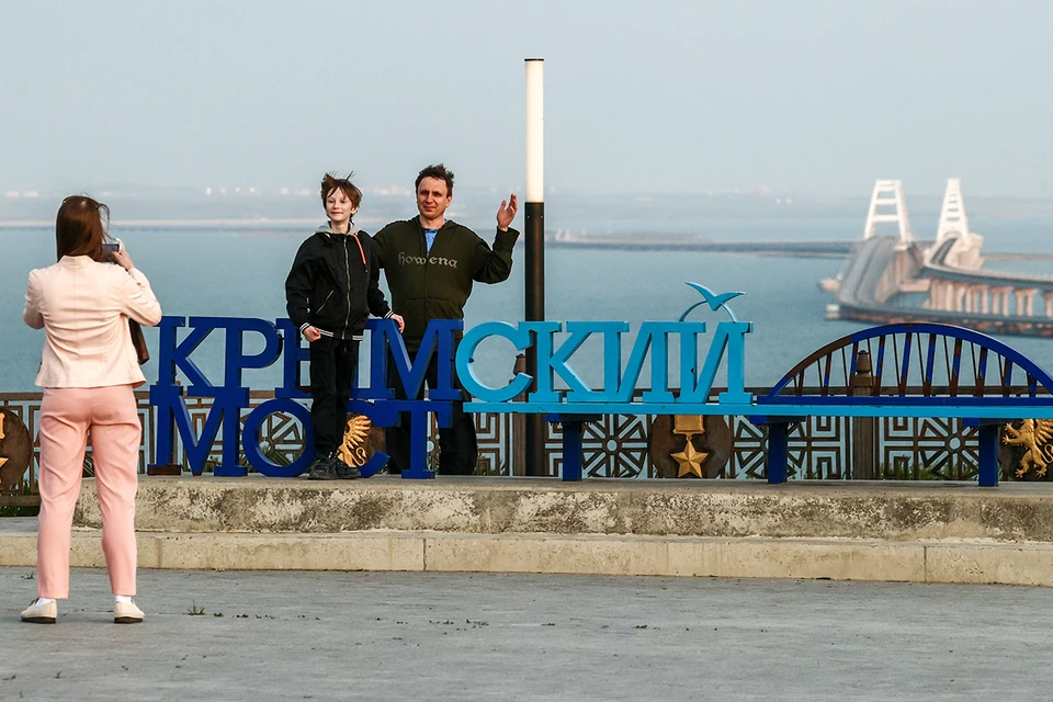 Керчь. Вид на Крымский мост через Керченский пролив со смотровой площадки на горе Митридат. Фото: Сергей Мальгавко/ТАСС
