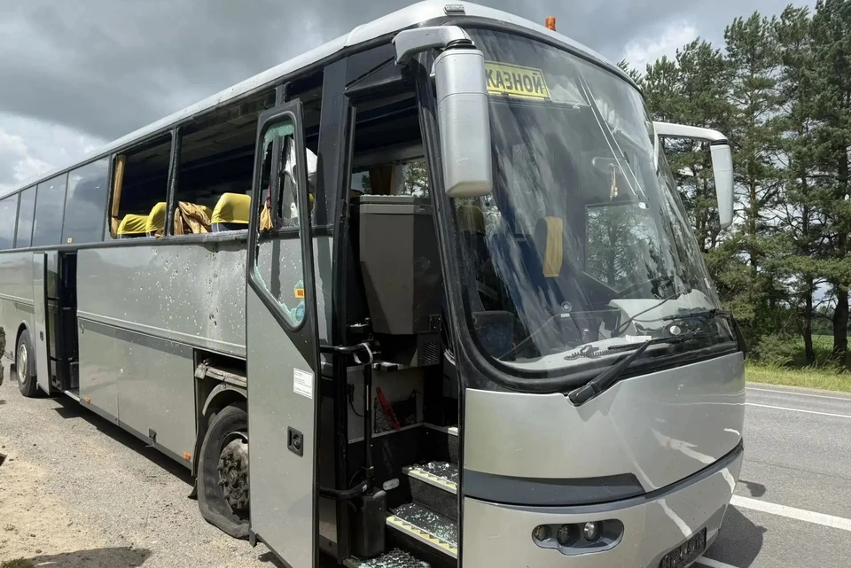 Автобус с детьми получил серьезные повреждения после атаки ВСУ. ФОТО: Егор Ковальчук.