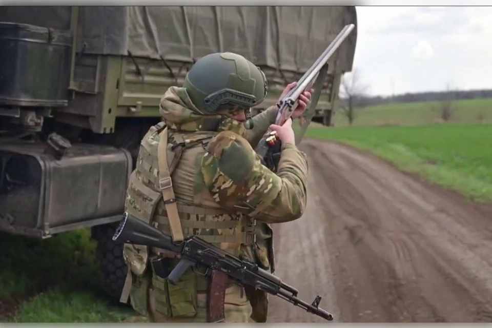 Водители на военных дорогах то и дело отстреливаются от дронов. Фото: Народный фронт Запорожской области