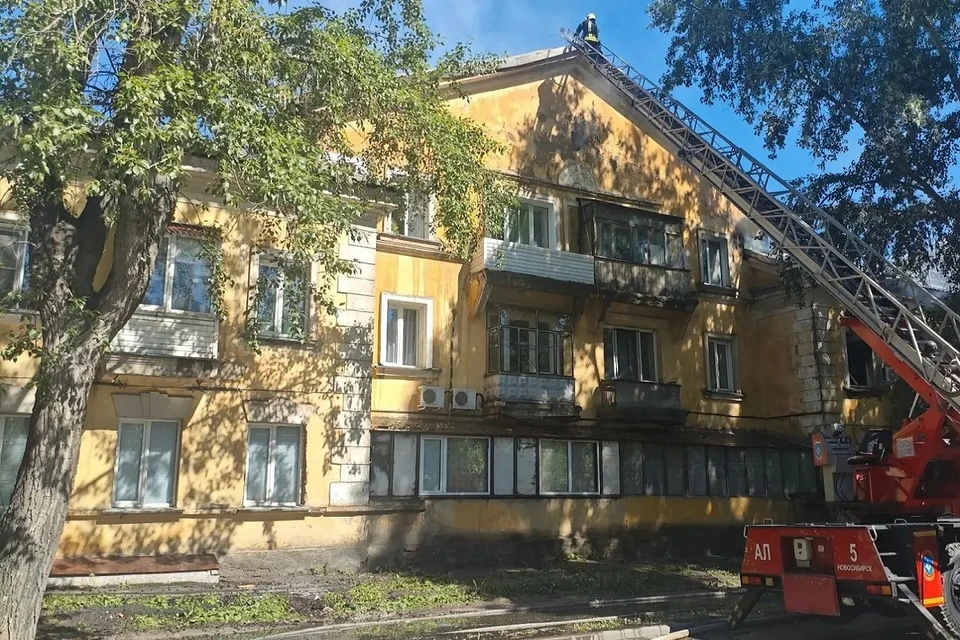 Пламя перекинулось на кровлю дома. Фото: СУ СК России по Новосибирской области