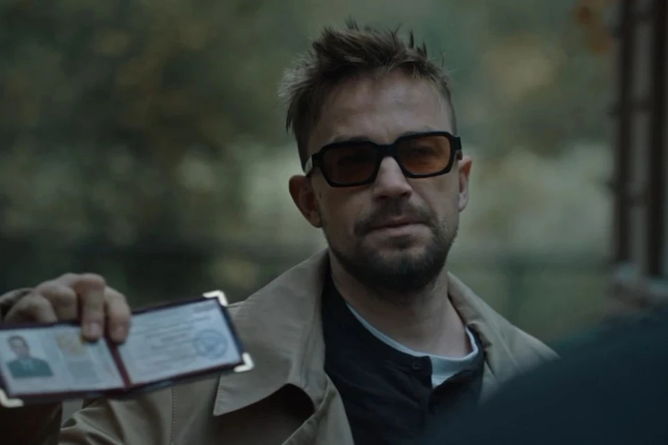 Главную роль в сериале исполнил Александр Петров. Кадр видео / «После Фишера. Инквизитор»