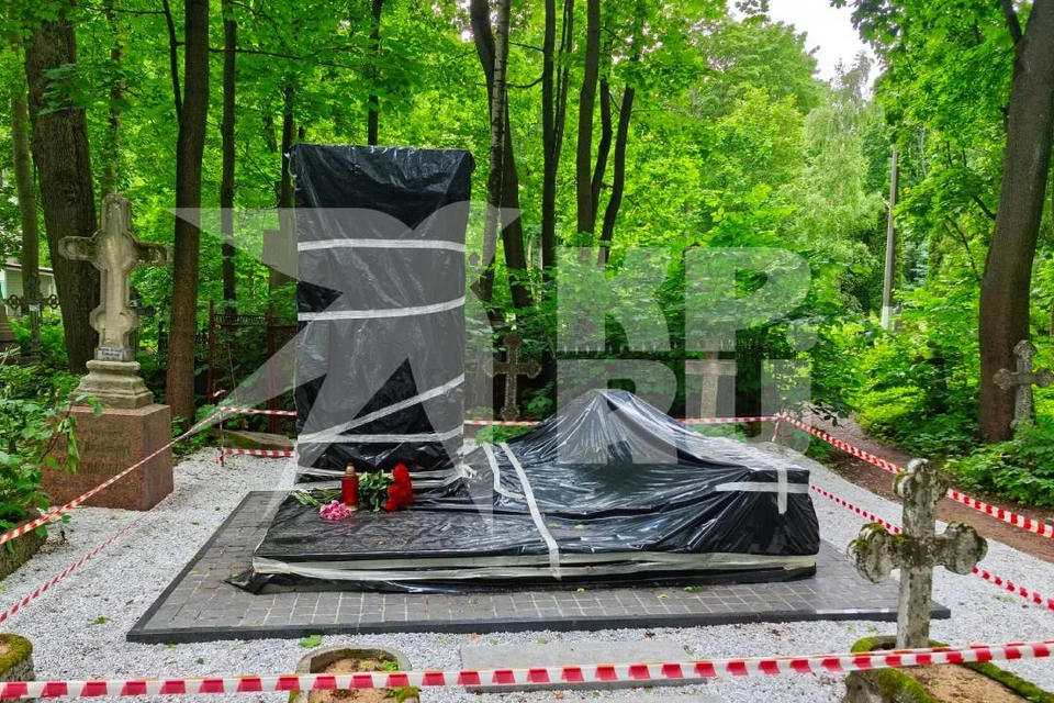 Могилу спрятали от чужих глаз.