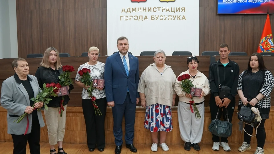 Высокие награды присвоены младшим сержантам Роману Сидоренко и Александру Аверину, а также рядовым Сергею Симонову и Сергею Павлову. Фото: администрация Бузулука
