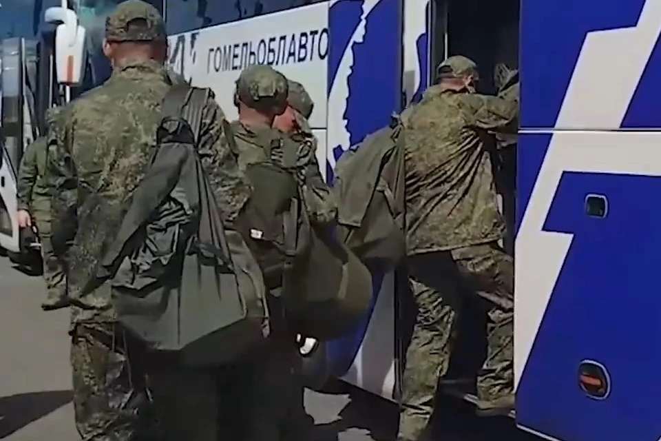 Опубликованы кадры обмена пленными солдатами между Россией и Украиной, фото: кадр из видео