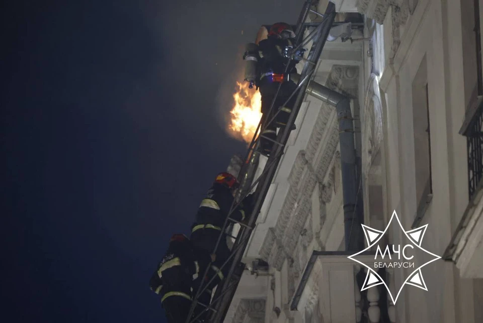 Пожар произошел 28 июня в доме по улице Ленина, 9 в очень жаркую погоду. Фото: МЧС Беларуси