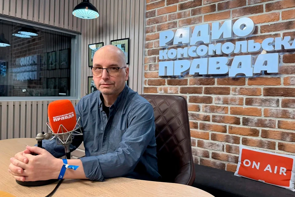 Ник Перумов в студии Радио "Комсомольская правда". Фото: Анна НИКИТИНА