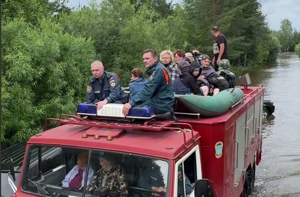 Жителей эвакуировали из самых подтопленных участков. Фото: Владислав Пинаев