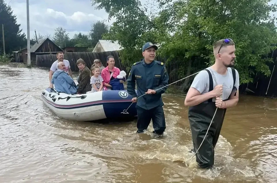 Спасатели эвакуировали 155 человек. Фото: ГУ МЧС России по Свердловской области