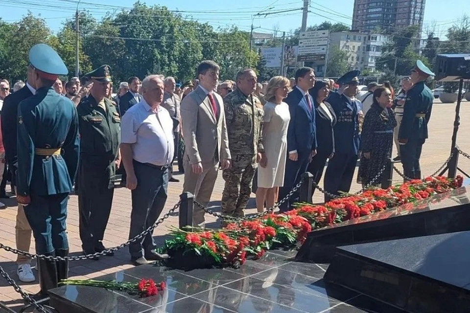 Торжественная церемония состоялась у мемориала «Защитникам Отечества». Фото: Управление по вопросам поддержки ветеранов боевых действий и подготовки граждан к военной службе правительства Ростовской области