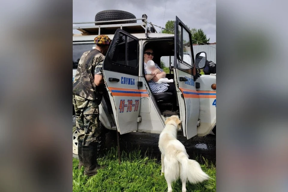 Вода отрезала село от города. Выбраться матери с ребенком помогли спасатели Фото: ЕЛИЗАВЕТИНСКОЕ (БОБРОВКА), vk.com