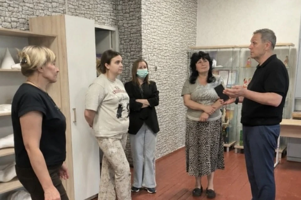 Министр культуры ДНР посетил библиотеку и школу искусств в Иловайске. Фото: ТГ/Желтяков