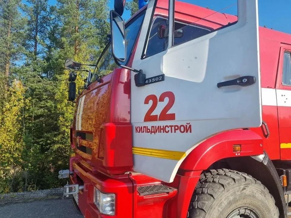На территории бывшего завода горели автомобильные покрышки. Фото: vk.ru/murman01
