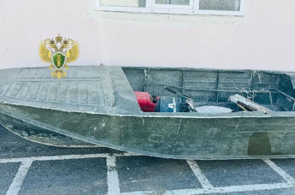 Лодка с мотором конфискована в доход государства. Фото: прокуратура Дагестана.