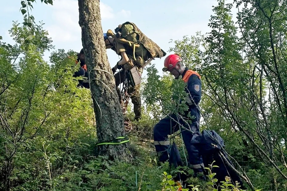 Красноярский турист повис на страховочном тросе на Торгашинском хребте. Фото: КГКУ "Спасатель"