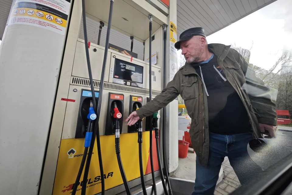 В Карелии перестали продавать бензин менее 10 литров в руки.