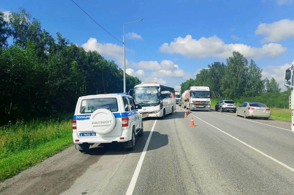 Водитель автобуса не уследил за дорогой и врезался в легковушку. Фото: Госавтоинспекция Свердловской области